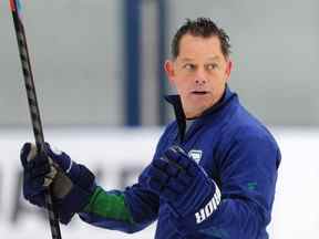 L'entraîneur des gardiens de but des Canucks, Ian Clark, donne des directives bienvenues à ses protégés lors de l'entraînement informel des joueurs à Burnaby, lundi.