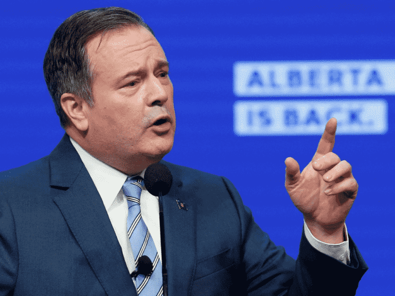 L’Alberta est sur la bonne voie pour un excédent de 13,2 milliards de dollars grâce à la hausse des prix des produits de base et des revenus de redevances, selon Kenney