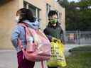 Les enfants de la maternelle font la queue avant d'entrer en classe à l'école communautaire Portage Trail, qui fait partie du Toronto District School Board (TDSB), le mardi 15 septembre 2020.