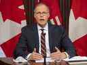 L'ancien coprésident de la table consultative scientifique COVID-19 de l'Ontario, Adalsteinn Brown, est représenté sur une photo d'archive à Queen's Park à Toronto le 16 avril 2021.