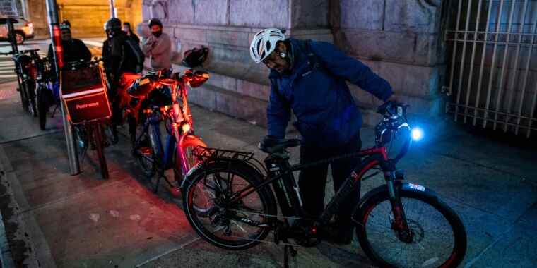 Les incendies de batterie de vélos électriques poussent NYC vers une interdiction dans les logements sociaux