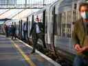 Sur le métro de Londres, un changement constant au cours des 12 derniers mois signifie que les trajets du jeudi dépassent désormais régulièrement les vendredis de 200 000 trajets ou plus.