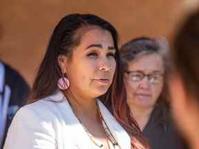 Tala Tootoosis s'entretient avec les médias devant le palais de justice provincial de Saskatoon avant l'enquête sur le cautionnement d'une mère de 48 ans accusée d'avoir enlevé un enfant à Saskatoon le 2 septembre 2022.