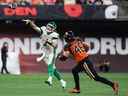 Cody Fajardo, à gauche, a eu une interaction mémorable avec certains partisans des Roughriders de la Saskatchewan après avoir mené l'équipe à une victoire de 23-16 de la LCF contre les Lions de la Colombie-Britannique vendredi.