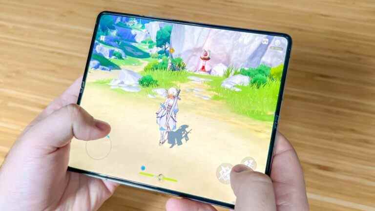 Le Galaxy Z Fold 4 de Samsung tombe à plat comme un téléphone de jeu – voici pourquoi