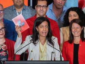 La chef du Parti libéral du Québec, Dominique Anglade, au centre, prend la parole lors de leur réunion du conseil général à Montréal, le samedi 11 juin 2022.