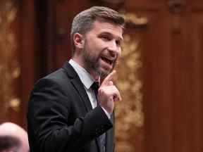 Le chef de Québec solidaire, Gabriel Nadeau-Dubois, interroge le premier ministre Legault lors de la période des questions, le mardi 24 mai 2022 à l'Assemblée législative de Québec.