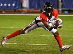 Le receveur éloigné du Rouge et Noir Darvin Adams a capté une belle passe de Nick Arbuckle sur la touche dans le quatrième quart du match de vendredi contre les Alouettes.