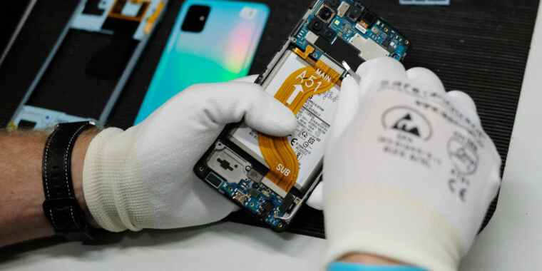 Les régulateurs de l’UE veulent 5 ans de pièces détachées pour smartphones, de bien meilleures batteries