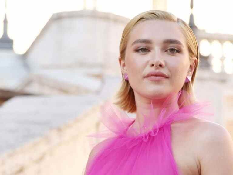 Florence Pugh réprime avec défi les critiques des « petits seins » à cause du contrecoup de la robe transparente