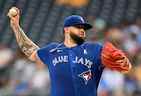 Alek Manoah des Blue Jays de Toronto lance lors de la première manche contre les Pirates de Pittsburgh.