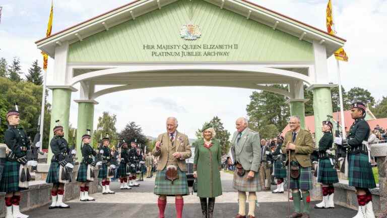 Charles ouvre une nouvelle arche pour marquer le jubilé de la reine au Braemar Gathering