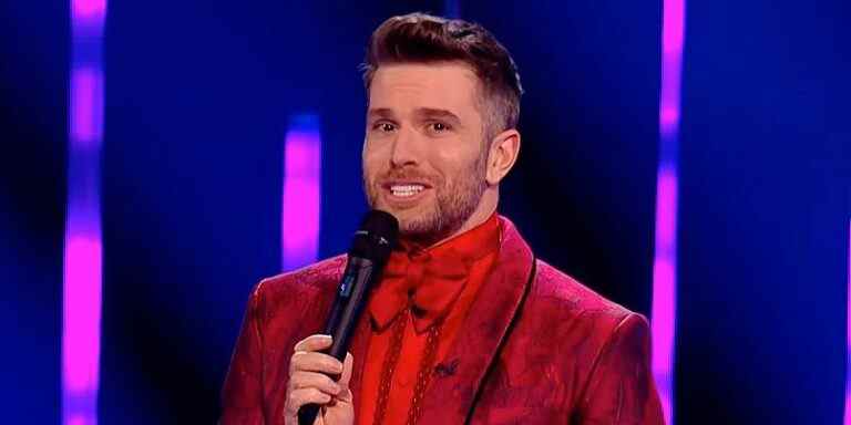 Joel Dommett de The Masked Dancer donne des indices sur les stars internationales

