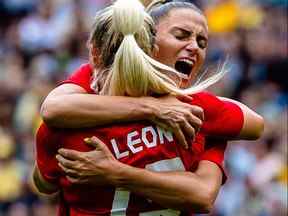 La Canadienne Adriana Leon, à gauche, célèbre avec Shelina Zadorsky après avoir marqué un but lors du match amical de soccer féminin entre l'Australie et le Canada à Brisbane le 3 septembre 2022.