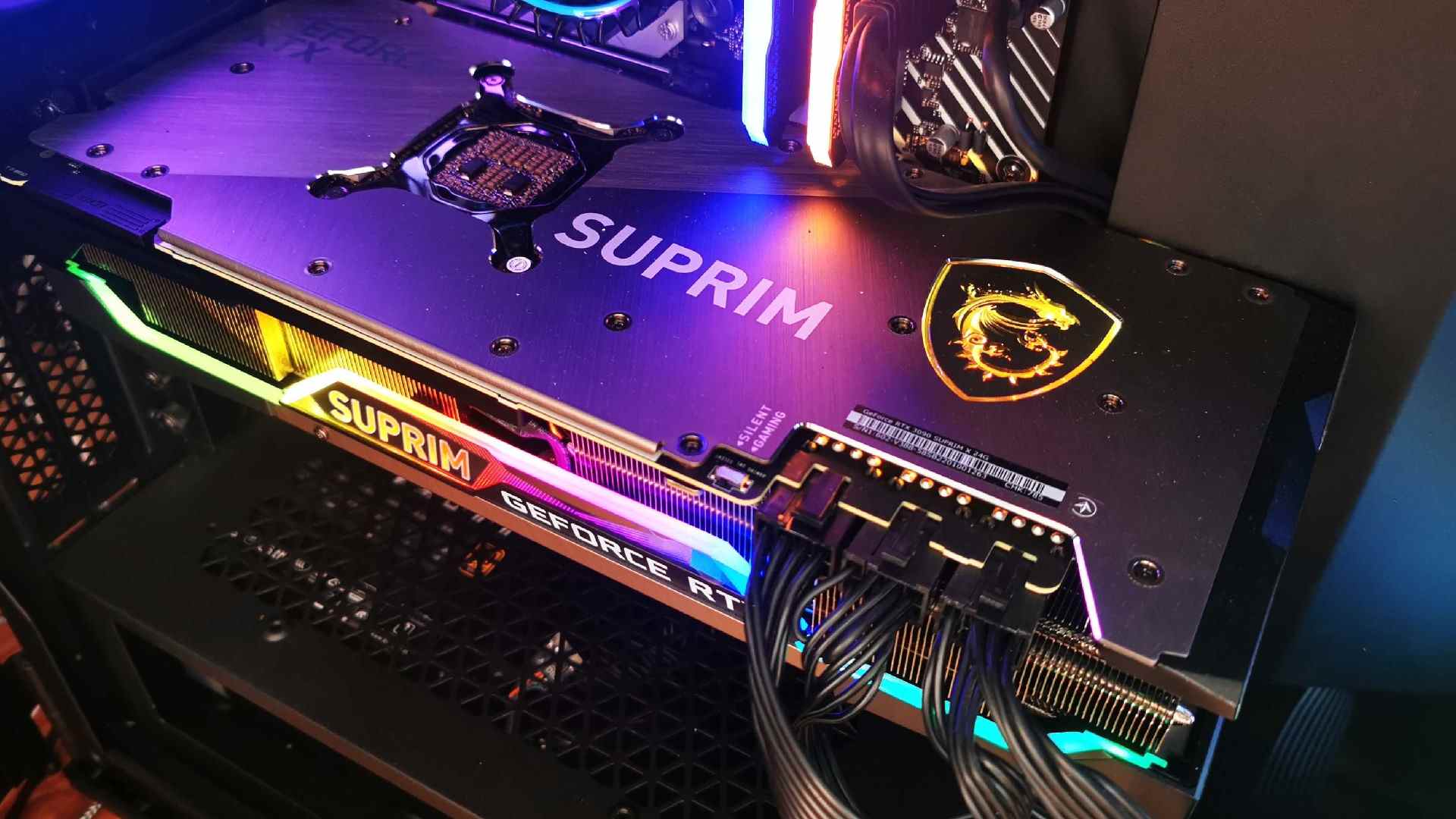 GPU MSI RTX 3090 Suprim X à l'intérieur du boîtier PCV avec logo et plaque arrière éclairés RVB