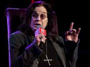 Ozzy Osbourne prend la parole sur scène à iHeartRadio ICONS avec Ozzy Osbourne: In Celebration of Ordinary Man au iHeartRadio Theatre le 24 février 2020 à Burbank, Californie.