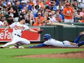 George Springer des Blue Jays de Toronto se glisse en troisième base devant le tag de Ramon Urias des Orioles de Baltimore lors de la troisième manche à Oriole Park à Camden Yards lors du premier match d'une double tête le 05 septembre 2022 à Baltimore, Maryland.