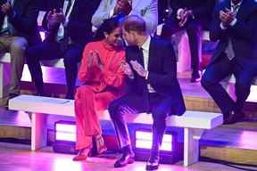 Meghan, duchesse de Sussex (L) de Grande-Bretagne et le prince Harry, duc de Sussex de Grande-Bretagne, parlent ensemble alors qu'ils applaudissent lors du sommet annuel One Young World à Bridgewater Hall à Manchester, au nord-ouest de l'Angleterre, le 5 septembre 2022. (Oli Scarff /AFP via Getty Images)