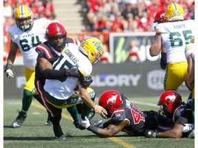 Le secondeur des Stampeders de Calgary Jameer Thurman limoge le quart-arrière des Elks d'Edmonton Taylor Cornelius au stade McMahon de Calgary le lundi 5 septembre 2022.