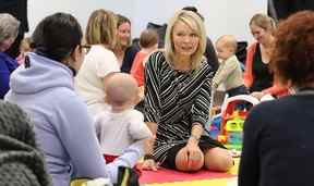 Candice Bergen, ministre d'État au Développement social, rencontre des mères et leurs enfants dans une garderie à Winnipeg, le 6 mars 2015.