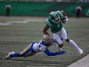 Le receveur large des Roughriders de la Saskatchewan Shaq Evans dirige le ballon pendant la première moitié du match de la Classique de la fête du Travail opposant les Roughriders de la Saskatchewan aux Blue Bombers de Winnipeg au Mosaic Stadium le dimanche 4 septembre 2022 à Regina.