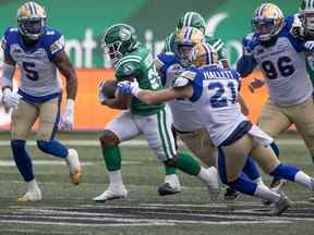 Le porteur de ballon des Roughriders de la Saskatchewan Frankie Hickson (20 ans) dirige le ballon lors du match de la Classique de la fête du Travail opposant les Roughriders de la Saskatchewan aux Blue Bombers de Winnipeg au Mosaic Stadium le dimanche 4 septembre 2022 à Regina.