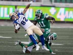 Le receveur large des Blue Bombers de Winnipeg, Drew Wolitarsky (82 ans), dirige le ballon pendant la première moitié du match de la Classique de la fête du Travail opposant les Roughriders de la Saskatchewan aux Blue Bombers de Winnipeg au Mosaic Stadium le dimanche 4 septembre 2022 à Regina.