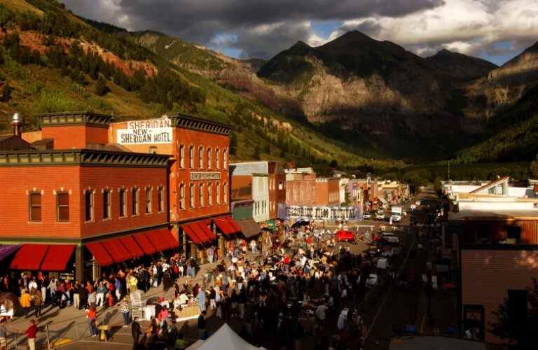 393902 01: Crowds gather for opening day of the 28th Telluride Film Festival August 28, 2001 in Telluride, CO. (Photo by David McNew/Getty Images)