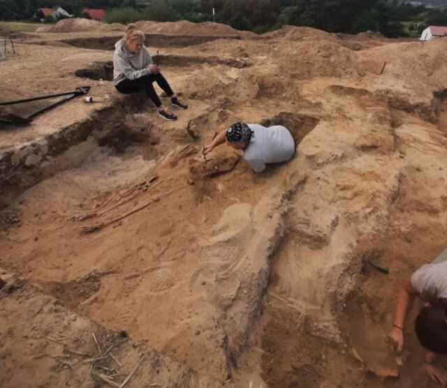 Des archéologues fouillent un cimetière du XVIIe siècle près de Bydgoszcz en Pologne.