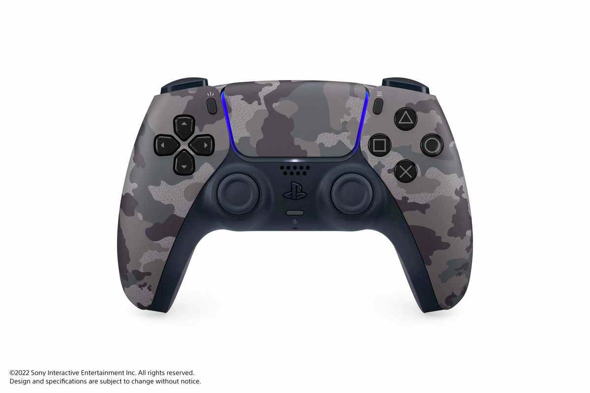 Une photo de face de la manette sans fil DualSense dans un motif de camouflage gris sur un fond blanc immaculé