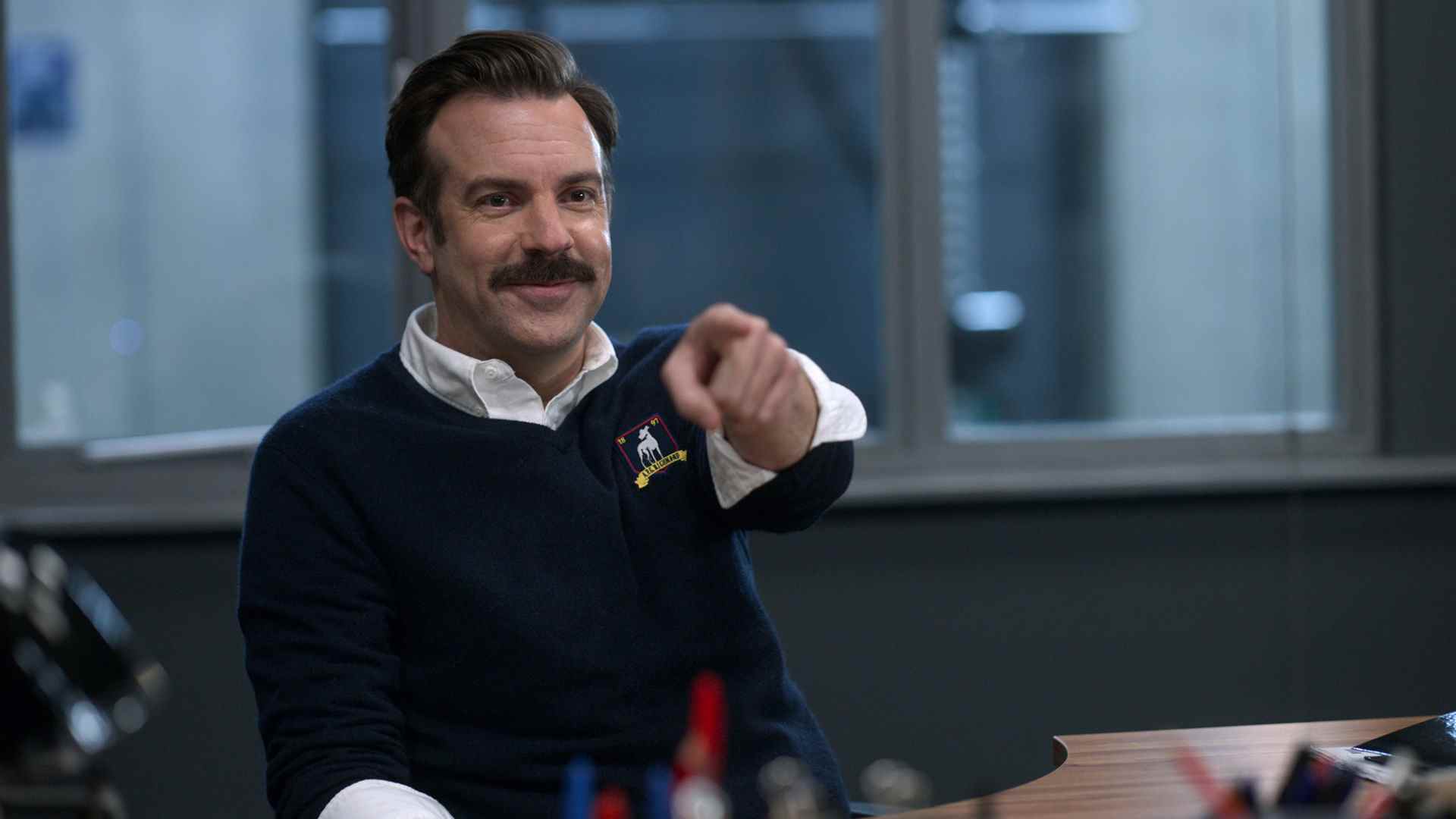 Ted Lasso de Jason Sudeikis montrant quelqu'un dans la saison 2 de Ted Lasso