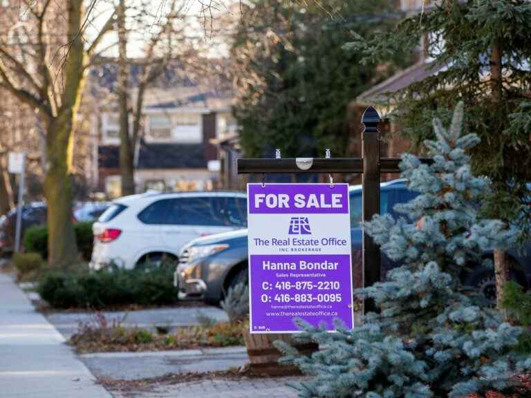 Les ventes et les prix des maisons au Canada chutent.  Quelque chose a-t-il changé sur le marché du logement ?