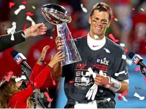 Le quart-arrière des Buccaneers de Tampa Bay, Tom Brady, célèbre avec le trophée Vince Lombardi après avoir battu les Chiefs de Kansas City au Super Bowl LV au Raymond James Stadium de Tampa, en Floride, le 7 février 2021.