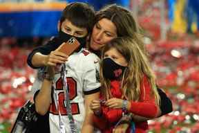 Gisele Bundchen célèbre avec Vivian Brady et Benjamin Brady après que les Buccaneers aient vaincu les Chiefs de Kansas City lors du Super Bowl LV au Raymond James Stadium le 7 février 2021 à Tampa, en Floride.