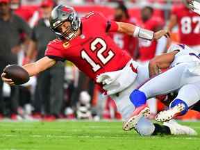 Tom Brady des Tampa Bay Buccaneers s'étire pour un premier essai contre les Buffalo Bills au Raymond James Stadium le 12 décembre 2021 à Tampa, en Floride.