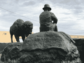 De nombreuses villes canadiennes ont récemment démoli des statues, mais Edmonton vient d'annoncer son intention de démolir une statue avant même qu'elle ne soit installée.  Il s'agit d'une œuvre d'art intitulée Buffalo and the Buffalo Fur Trader de l'artiste Ken Lum.  Bien qu'il ait été commandé par la ville d'Edmonton, les responsables ont annoncé cette semaine qu'ils ne l'édifieraient pas par crainte qu'il ne soit considéré comme une célébration du colonialisme.