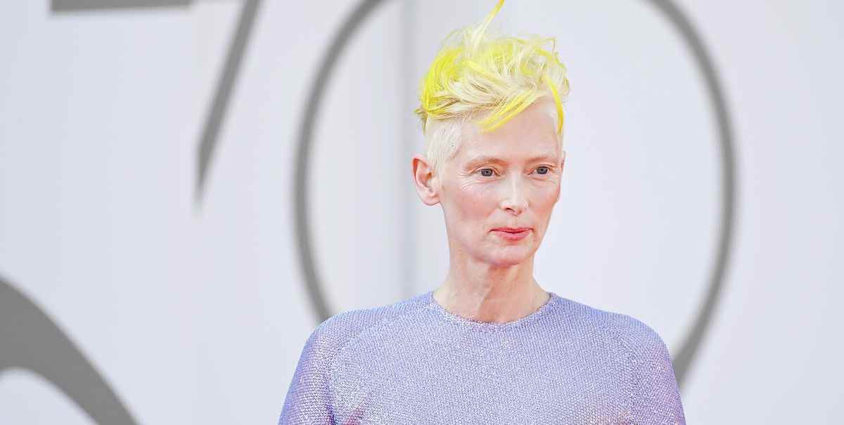 Tilda Swinton fait ses débuts dans la transformation des cheveux au néon au Festival du film de Venise

