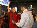 Chrystia Freeland avec George Chahal au Garage pour rencontrer des supporters à Calgary le mardi 30 août 2022.