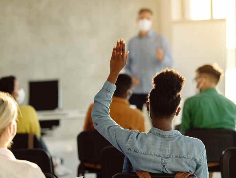 GOLDSTEIN: Les étudiants réussissent bien aux tests mondiaux mais les scores chutent, selon le rapport