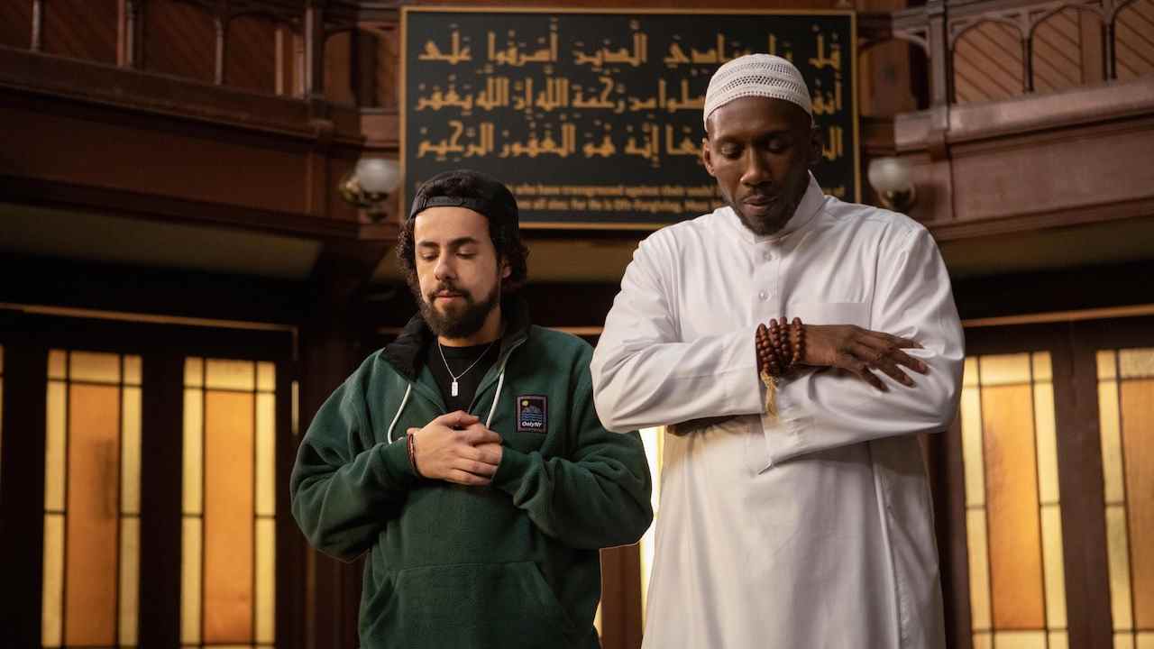 Ramy Youssef et Mahershala Ali priant à Ramy