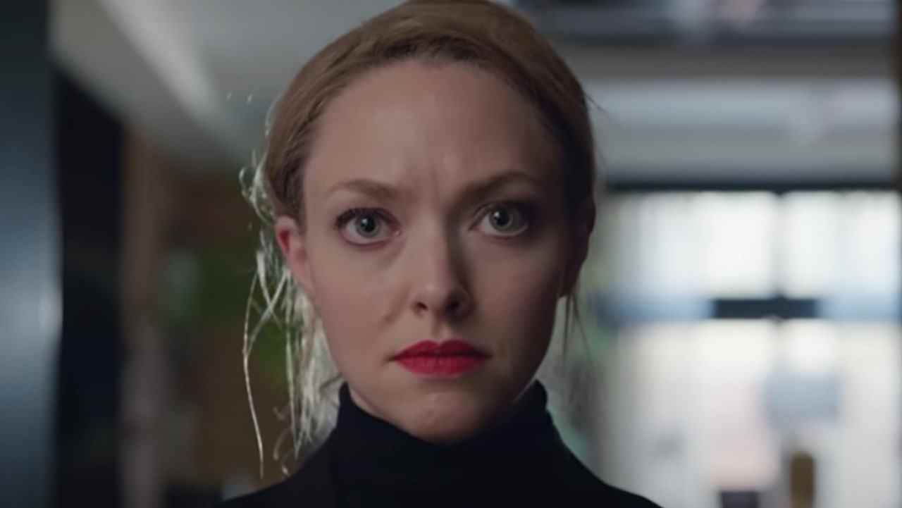 Amanda Seyfried dans le rôle d'Elizabeth Hughes dans The Dropout.