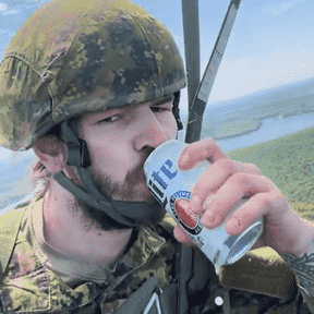 Ce soldat canadien a peut-être beaucoup de problèmes, mais pas avant d'avoir conquis le cœur des membres des forces armées du monde entier avec une vidéo de lui buvant une bière en parachutant au-dessus de Petawawa et ne disant que « le gouvernement » avec un haussement d'épaules.  Naturellement, le ministère de la Défense désapprouve ce genre de chose, la qualifiant de «complètement inappropriée, dangereuse et non conforme aux procédures de parachute de ligne statique de sécurité de l'Armée canadienne».