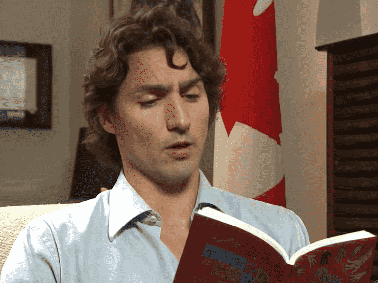 PREMIÈRE LECTURE: Découvrez l’étrange deepfake qui fait que Justin Trudeau lit un livre anti-Trudeau