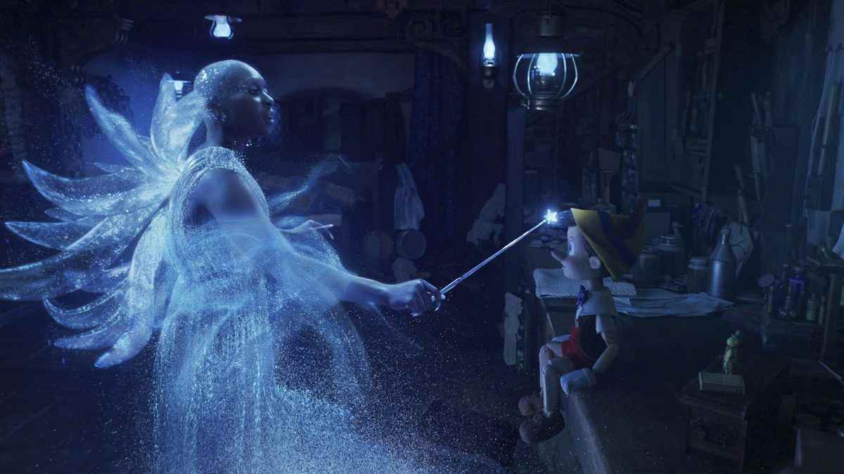 Cynthia Erivo, rayonnante dans une robe bleue faite de lumière, en tant que Fée Bleue dans le remake en direct de Disney du classique animé Pinocchio des années 1940