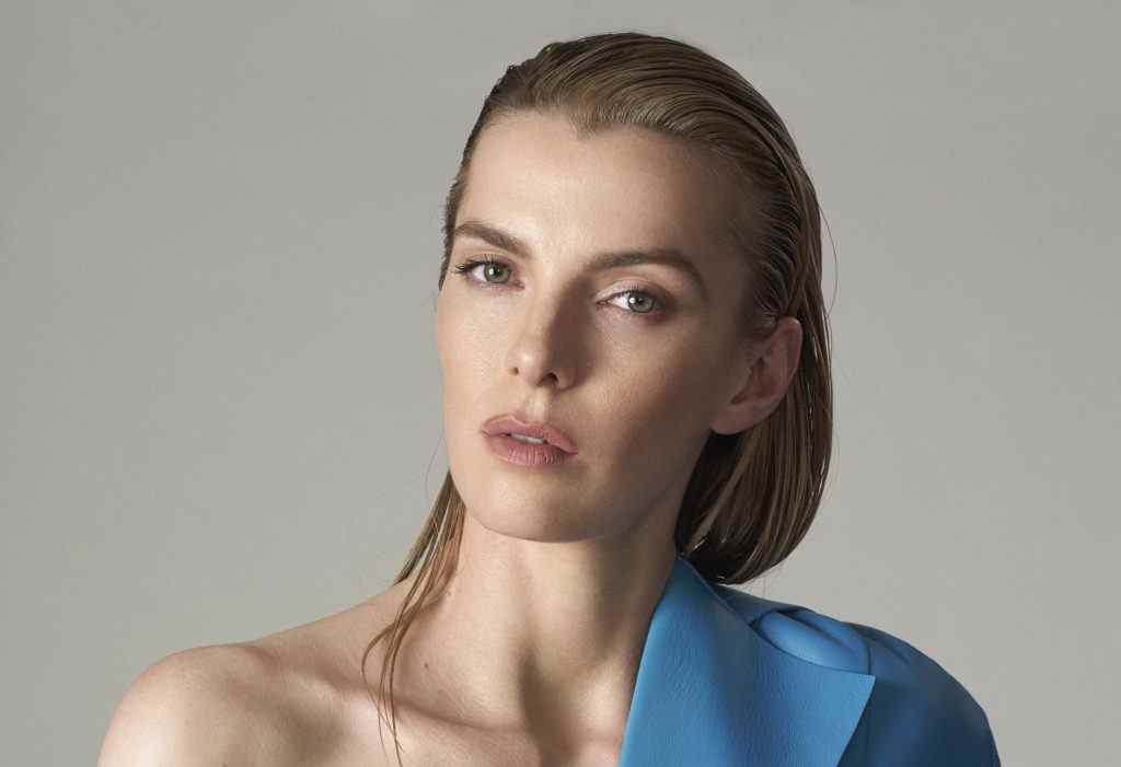  Betty Gilpin taquine en jouant une nonne 