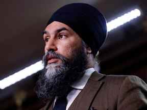 Le chef du NPD, Jagmeet Singh, s'adresse aux médias sur la Colline du Parlement à Ottawa.