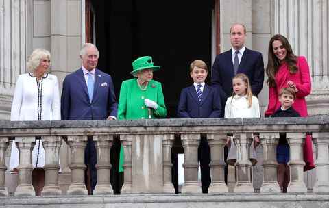 camilla, duchesse de cornouailles, prince charles, prince de galles, reine elizabeth ii, prince george de cambridge, prince william, duc de cambridge, princesse charlotte de cambridge, catherine, duchesse de cambridge et prince louis de cambridge