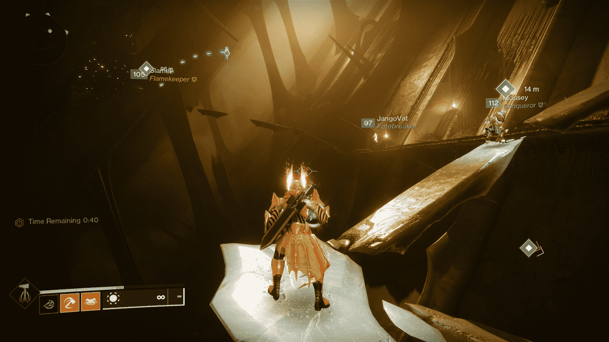 Un Titan transporte une relique sur des plates-formes flottantes dans la chute du roi de Destiny 2