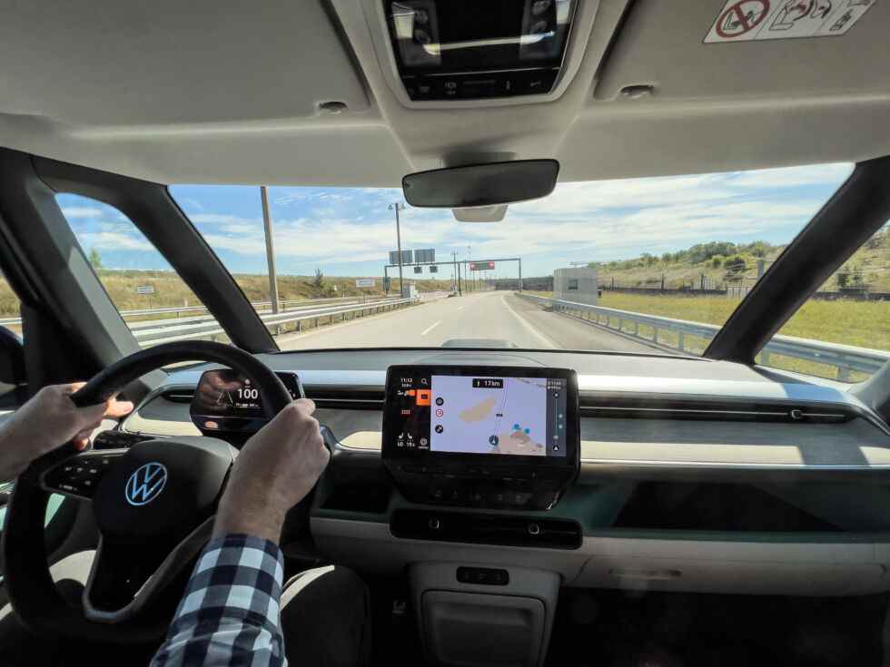 Un volant noir est une bien meilleure idée pour une voiture familiale que le volant blanc que nous avons vu en mars.