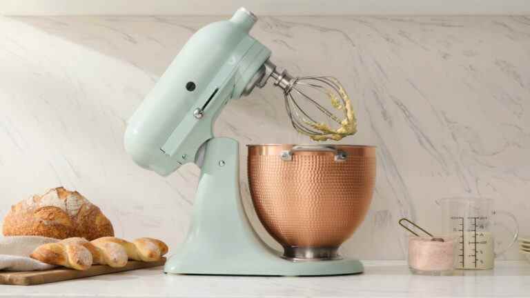 La nouvelle couleur du batteur sur socle Blossom de KitchenAid est un show-stop